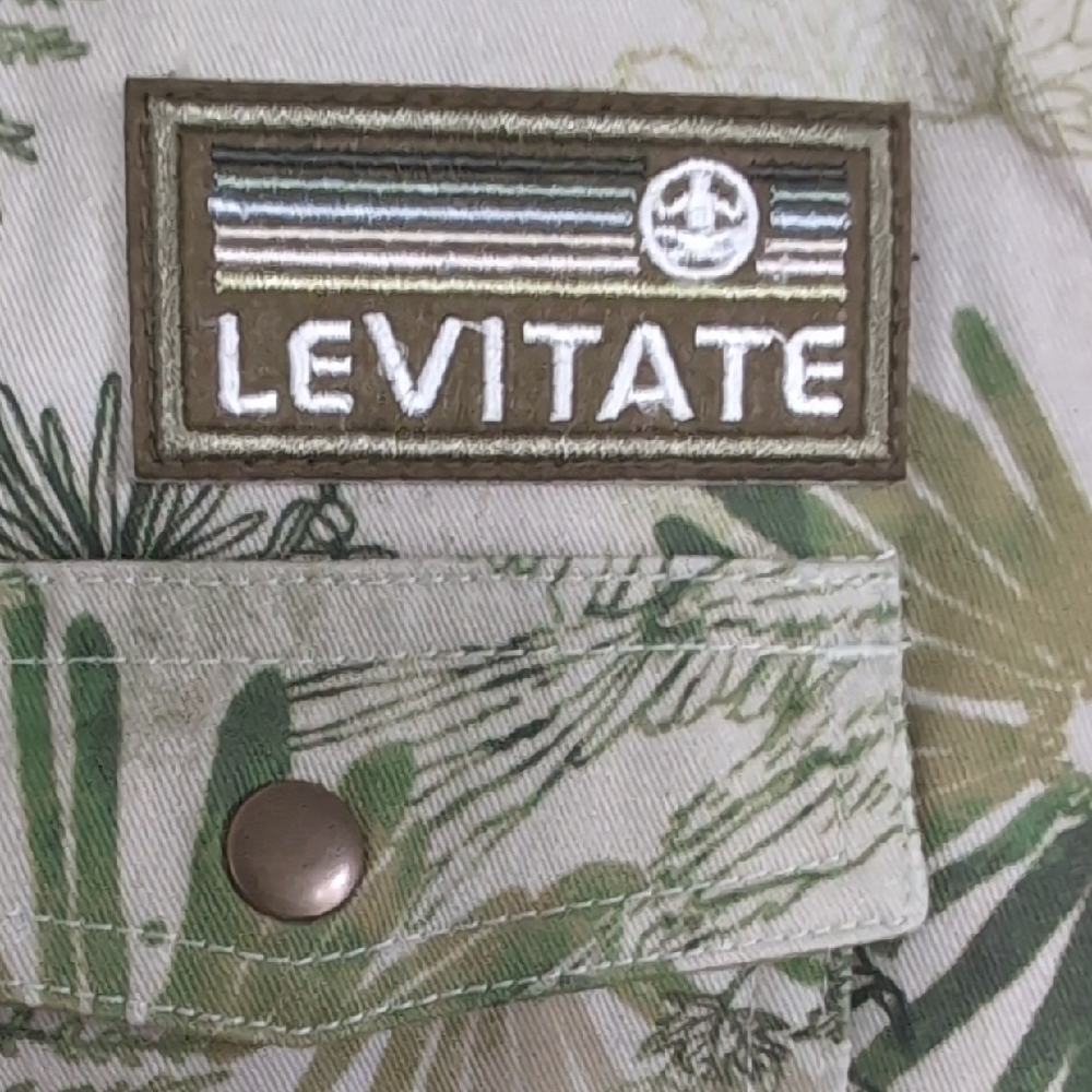 Levi's Nature Print Shirt with Green and Brown Accents - Picture 4 of 10